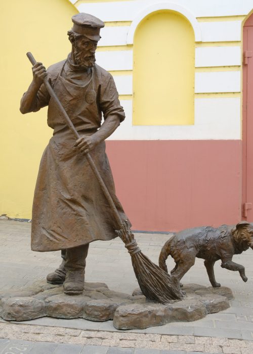 Дворник с собакой. Городская скульптура.